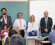 Da esquerda para a direita: os deputados estaduais, Goura e Tadeu Veneri, a coordenadora do Departamento de Jovens e Adultos da Secretaria Estadual de Educação, Marcia Leonora Dudeque e o defensor público-geral, Eduardo Abraão. 