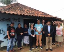 A equipe do CAM e alguns membros da aldeia