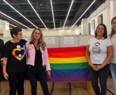 Na foto, o coordenador do CAM, dr. Erick Lé Ferreira, as integrantes da associação Mães Pela Diversidade, Marise Felix e Denise, a relações públicas do CAM, Janaína Ferreira dos Santos e assistida da DPPR e nova integrante da associação. 