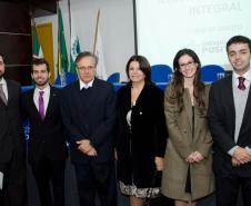 A partir da esquerda: Roberto Di Benedetto (Coordenador do Curso de Direito da UP), Bruno de Almeida Passadore (defensor público), José Pio Martins (Reitor da UP), Josiane Fruet Bettini Lupion (defensora pública-geral), Thais Lunardi (Coordenadora do Núcleo de Prática Jurídica da UP) e André Giamberardino (subdefensor público-geral). 