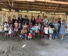 Equipe do NUCIDH com habitantes da comunidade índigena.