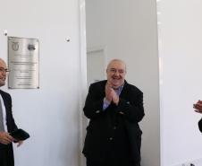 O defensor público-geral, dr. Eduardo Abraão, e o prefeito de Curitiba, Rafael Greca, fazendo o descerramento da placa