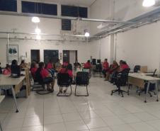 Reunião do projeto "Recomeçar" com as assistidas.