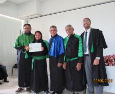 Formandos do curso. Do lado direito, o defensor público Wisley Rodrigo dos Santos e, no meio, o professor do IFPR, Roberto Martins de Souza.