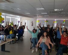 Membros, servidores e estagiários assistindo ao jogo do dia 13 de junho.