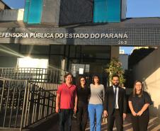 Defensor público auxiliar do Núcleo da Infância e Juventude, dr. Fernando Redede, reunido com a equipe da DPE-PR em Londrina
