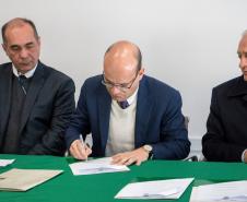 O defensor público-geral do Estado assinando o Termo de Cooperação Técnica.