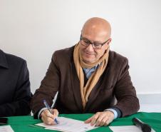 O deputado estadual e primeiro secretário da ALEP, Luiz Cláudio Romanelli assinando o Termo de Cooperação Técnica.