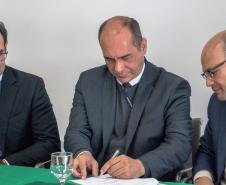 O assessor da governadoria, Marcos Aurélio Souza Pereira, representando o governador Carlos Massa Ratinho Junior, assinando o Termo de Cooperação Técnica.