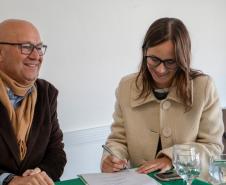 A presidenta da Associação das Defensoras e Defensores Públicos do Estado do Paraná, Lívia Martins Salomão Brodbeck e Silva assinando o Termo de Cooperação Técnica.