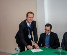 O diretor legislativo, Dylliardi Alessi assinando o Termo de Cooperação Técnica.