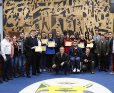Presente nesta foto membros, servidores e estagiários além dos vereadores da Câmara Municipal de Ponta Grossa