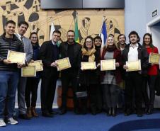 Os homenageados presentes: os Defensores Públicos Júlio César Duailibe Salem Filho e Ricardo Milbrath Padoim, o técnico administrativo Cristian de Andrade Urban, as servidoras Ana Letícia de França, Sílvia Haas Amaral e Tamima Gobbo Tuma Schrut e os estagiários Evaristo Tomazoni Neto, Paulo Rogério Carneiro, Marcal Christian Gomes dos Santos e Caroline Akemi Okida.