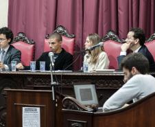 A partir da esquerda: O defensor público chefe de Gabinete da DPPR, Fernando Redede, o presidente da Associação dos Funcionários da DPPR, Renato de Almeida Freitas Junior, a presidenta da Associação dos Defensores, Thaísa Oliveira dos Santos, e o defensor público da área criminal, Antônio Vitor Barbosa de Almeida, na Audiência Pública sobre a atuação da Defensoria durante a Copa, realizada no dia 28 de abril.