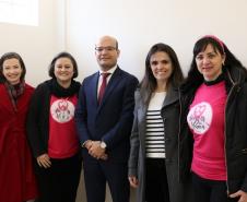 Assinatura do Termo de Colaboração. Da esquerda para direita: a assistente social da EDEPAR, Gabriele Bahr; a presidente da AAMA, Macarcy de Fátima Bernardini Engelbert; o defensor público-geral, dr. Eduardo Abraão; a diretora da EDEPAR, dra. Flávia Palazzi; a voluntária da AAMA, Daniele Banzzanatto.