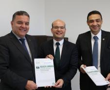 Da esquerda para direita:o presidente do TJPR, Des. Adalberto Jorge Xisto Pereira; o defensor público-geral, dr. Eduardo Abraão; e o juiz auxiliar da presidência, dr. João Manasses