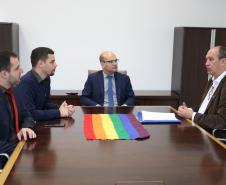 Da esquerda para a direita, o representante jurídico do Grupo Dignidade, dr. Mateus Cesar, o diretor administrativo do Grupo, Lucas Siqueira Dionizio, o defensor público-geral da DPE-PR, dr. Edurado Abraão e o  o diretor executivo do Grupo, Toni Reis