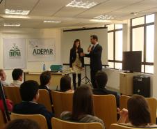 No final da tarde, servidores e estagiários da instituição participaram de uma capacitação sobre o atendimento e as áreas de atuação da Defensoria. Na foto, a Coordenadora do Centro de Atendimento Multidisciplinar, defensora Paula Grein Del Santoro, e o defensor Newton Pereira Portes Júnior.
