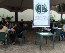 Em Foz do Iguaçu, defensores públicos foram pra praça do colégio Bartolomeu Mitre, no centro da cidade, para prestar orientação jurídica à população e apresentar a instituição ao público. 