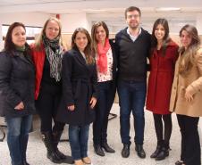 A partir da esquerda: Stella Maris Machado Natal, advogada do CRM; Eunicia Lohn, coordenadora do CRM; Natalia Marcondes e Martina Olivero, defensoras públicas; Leandro Franklin, professor do NPJ;  Paula Grein Del Santoro, coordenadora do CAM; e Anna Carla Marques, defensora pública.