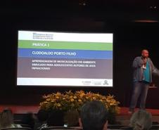O psicologo Clodoaldo Porto Filho apresentando seu trabalho.
