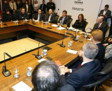 Participaram da solenidade o presidente do Tribunal de Justiça do Paraná, desembargador Guilherme Luiz Gomes; os secretários estaduais da Justiça, Cidadania e Direitos Humanos, Maria Tereza Uille Gomes, e da Segurança Pública, Leon Grupenmacher; a defensora pública-geral do Estado, Josiane Fruet Bettini Lupion; o corregedor-geral de Justiça, desembargador Lauro Fabrício de Melo; a procuradora regional do Ministério Público Federal, Antônia Lélia Sanches; o presidente da Celepar, Jacson Carvalho