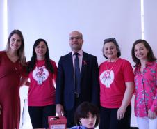Da direita para a esquerda: a coordenadora do NUDEM, dra. Eliana Lopes, a voluntária do AAMA, Daniele Banzzatto, o defensor público-geral, dr. Eduardo Abraão, a presidente do AAMA, Macarcy de Fátima Bernardini Engelbert e a assistente social da EDEPAR, Gabriele Rezende.