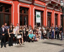 Alunas e alunos da PUCPR Toledo com o defensor público dr. Erick Lé Palazzi Ferreira.