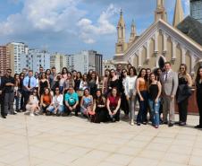 Alunas e alunos da PUCPR Toledo com o defensor público dr. Erick Lé Palazzi Ferreira.