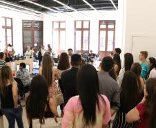Alunas e alunos da PUCPR Toledo durante a fala do defensor público dr. Erick Lé Palazzi Ferreira.