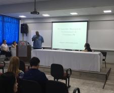 O psicólogo Clodoaldo Porto Filho mediando a palestra da psicóloga do Centro de Socioeducação (CENSE) de Maringá, Lara Hauser dos Santos Neponuceno.