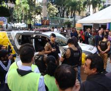 Defensores acompanham abordagem da polícia durante manifestação