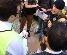 Defensores acompanham abordagem da polícia durante manifestação