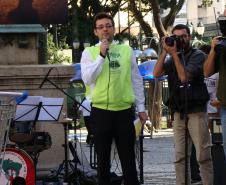 O defensor público Dezidério Lima fala para a população sobre o direito de livre manifestação