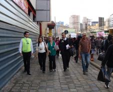 Defensores acompanham manifestação no primeiro dia de jogo da Copa em Curitiba