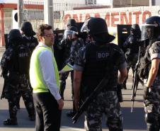 Defensores acompanham manifestação no primeiro dia de jogo da Copa em Curitiba