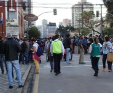 Defensores acompanham manifestação no primeiro dia de jogo da Copa em Curitiba