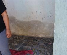 Moradores indicam nível atingido pela água