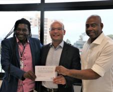 Entrega do convite da Cerimônia de Instalações do Grupo de Trabalho dos Povos e Comunidades Tradicionais do Paraná.