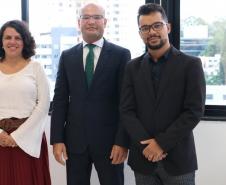 Nesta quarta-feira (22), o defensor público-geral do Estado, Eduardo Abraão, recebeu a presidente da Associação das Defensoras e Defensores Públicos do Paraná (ADEPAR), Ana Caroline Teixeira  e o presidente da Associação dos Servidores da Defensoria Pública, Louis Pasteur Servilha (ASSEDEPAR), para tratar de pautas conjuntas das associações.