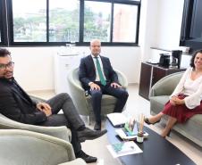 Nesta quarta-feira (22), o defensor público-geral do Estado, Eduardo Abraão, recebeu a presidente da Associação das Defensoras e Defensores Públicos do Paraná (ADEPAR), Ana Caroline Teixeira  e o presidente da Associação dos Servidores da Defensoria Pública, Louis Pasteur Servilha (ASSEDEPAR), para tratar de pautas conjuntas das associações.