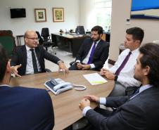  O defensor público-geral e o subdefensor,  juntos com os deputados estaduais Paulo Litro e Luiz Fernando Guerra, que também participaram do encontro, foram recebidos pelo chefe da casa Civil, Guto Silva. 