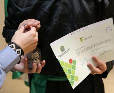 São mães, país, avós e vizinhas (os) que saem do curso com a responsabilidade de serem agentes transformadoras(es) nos lugares onde vivem.
