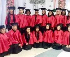 São mães, país, avós e vizinhas (os) que saem do curso com a responsabilidade de serem agentes transformadoras(es) nos lugares onde vivem.

