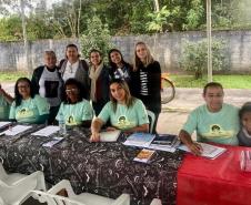 São mães, país, avós e vizinhas (os) que saem do curso com a responsabilidade de serem agentes transformadoras(es) nos lugares onde vivem.

