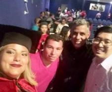 São mães, país, avós e vizinhas (os) que saem do curso com a responsabilidade de serem agentes transformadoras(es) nos lugares onde vivem.

