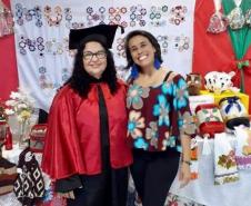 São mães, país, avós e vizinhas (os) que saem do curso com a responsabilidade de serem agentes transformadoras(es) nos lugares onde vivem.


