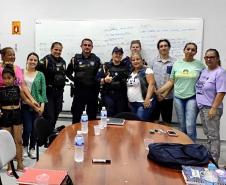 São mães, país, avós e vizinhas (os) que saem do curso com a responsabilidade de serem agentes transformadoras(es) nos lugares onde vivem.

