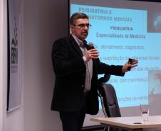 José Leão de Carvalho Júnior, especialista em Psiquiatria Geral e em Psiquiatria de Crianças e Adolescentes pela Associação Brasileira de Psiquiatria
