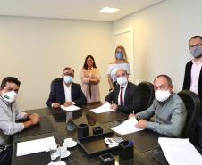 DPE-PR assina termo de cooperação com TV Paraná Turismo e CNT.